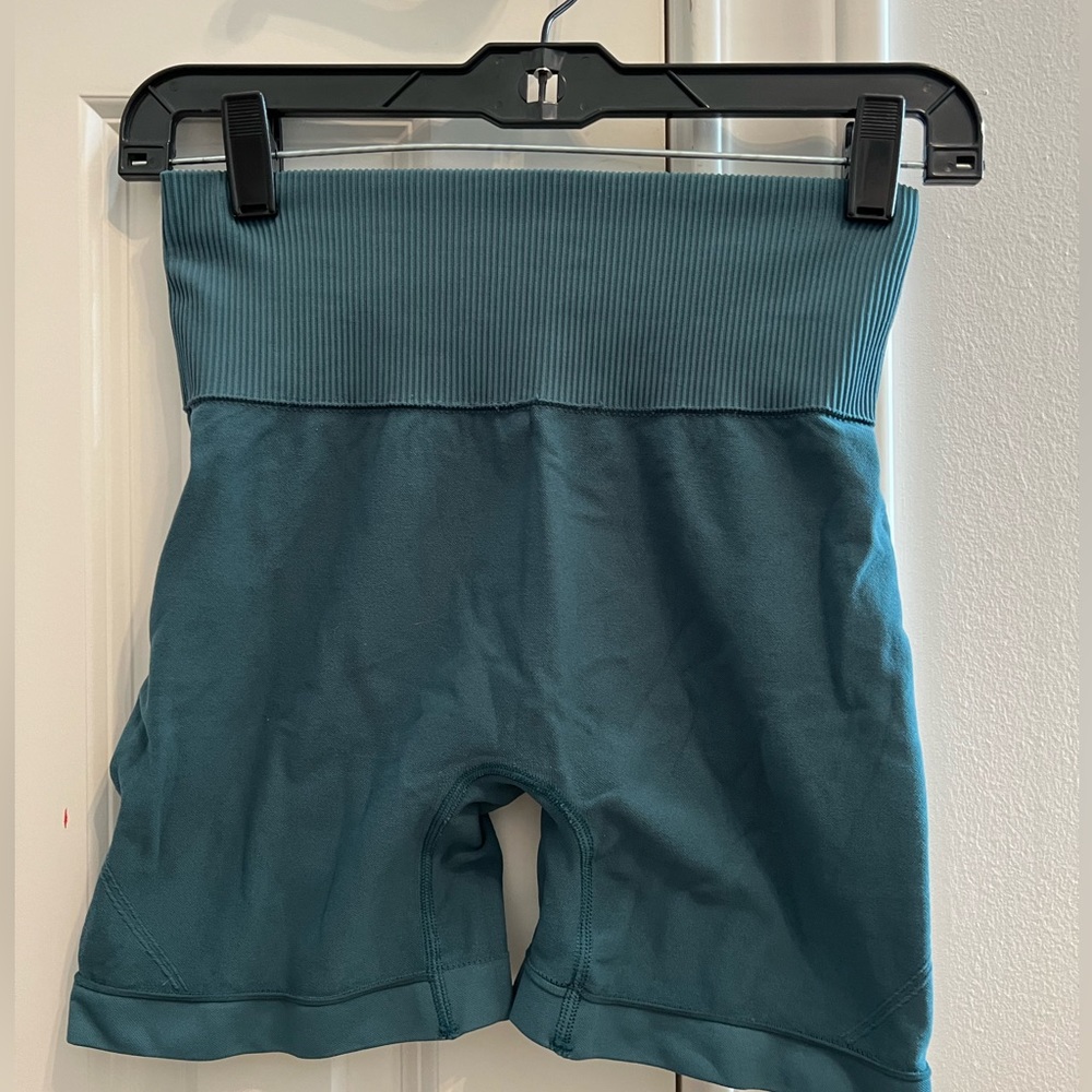 Amazon workout biker shorts - dark green, small